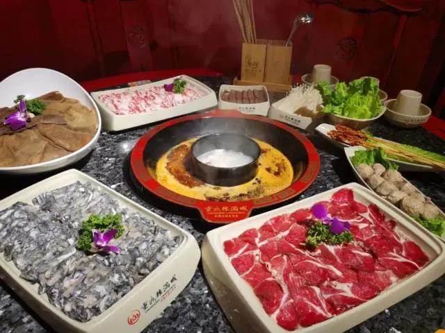 【瑶海万达/北城万达】地道重庆老火锅!一吃就上头!仅¥9.9抢「辣满城老火锅」100元代金券/2-3人火锅套餐=牛油骨汤鸳鸯锅+辣满城大毛肚+手切雪花牛肉+原切内蒙古羊肉等。