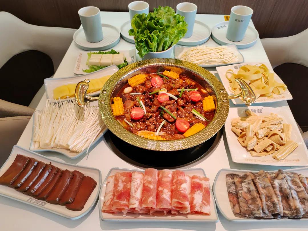 【二七区丨新店开业】新兴川式肥肠锅!鲜香味美,一口满足你的味蕾~¥59.9抢价值217「蓉狮叔」3-4人餐=胶汁肥肠鸡/酥香肥肠鱼+澳洲肥牛+乌鸡卷+鸭血+老豆腐+金针菇+腐竹+千张+手工面等