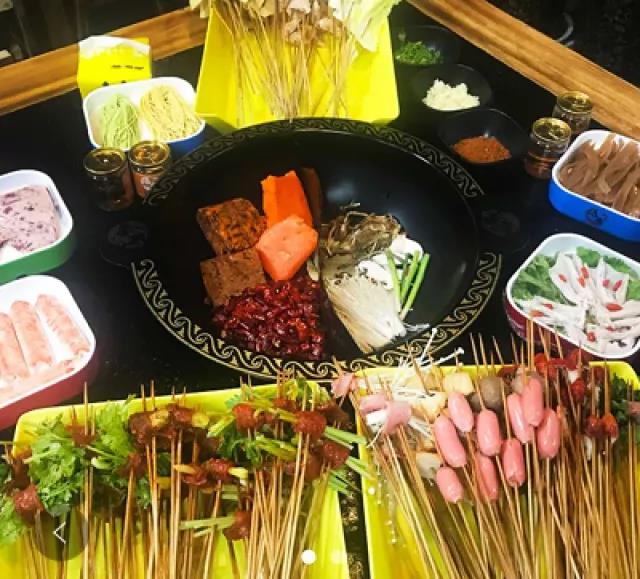 【灞桥区】串大味美,浓香四溢!¥48抢137「壹捌玖玖牛肉串串」3-4人餐=三鲜红油鸳鸯锅底+串串100串+绿盘+红盘+蓝盘+料碗!