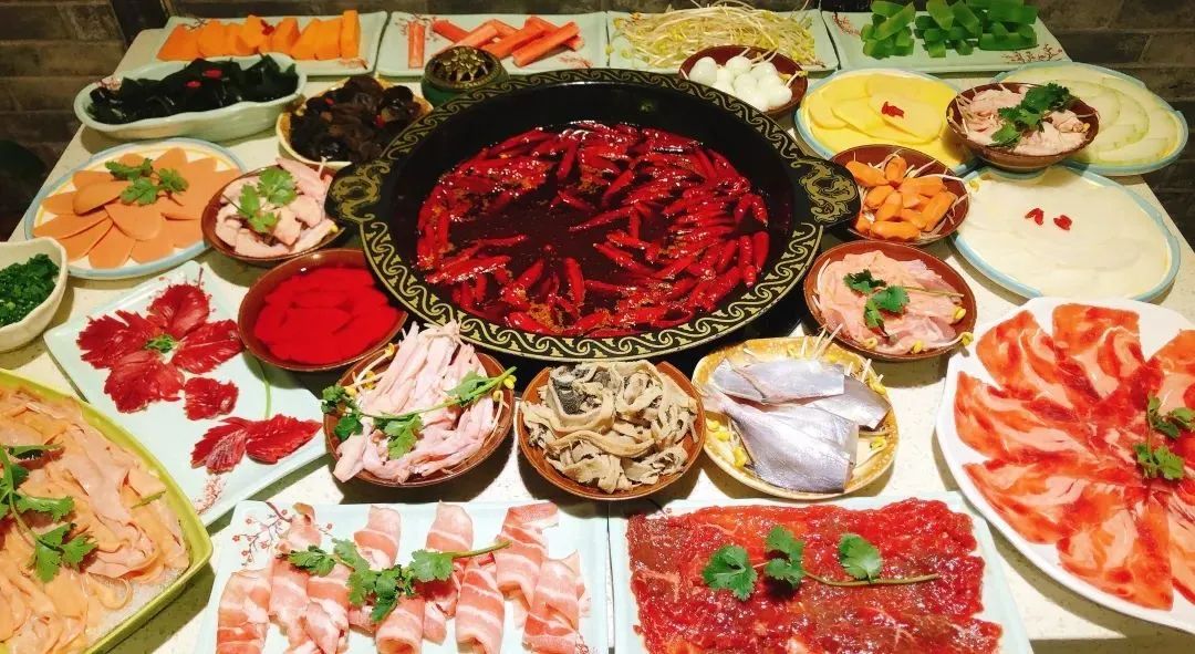 【高新区大源西街丨春节不打烊】秘制配方,匠心出品!3.9折128元抢嗨辣百川火锅12荤5素+锅底油碟+一价全含