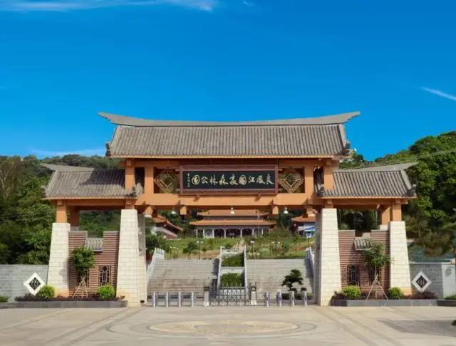 一秒进入森林氧吧,感受户外野趣!99元抢门市价370元「良凤江国家森林公园」露营套餐=双人帐篷+烧烤炉+单人滑草体验等!