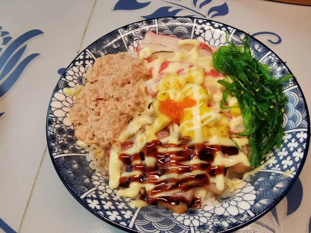 【4店通用】日料控福利!一口吃到海洋味道!¥88元抢303「禾美做寿司」3人餐=三文鱼腩手握+酷脆鳗鱼+熟虾手握+芝烧扇贝+芝烧芝士卷+海草军舰+八爪鱼军舰+肉松小卷+香酥鸡扒面等