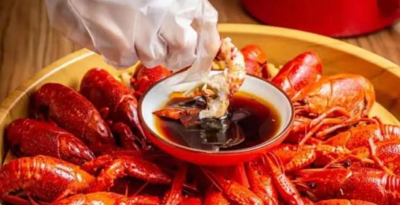 【二七区丨二七万达商圈】五一通用|饱满肉多 肉质鲜美,鲜香四溢的小龙虾!感觉舌尖又恋爱了•吃到停不下来!!新鲜活虾现做! 仅99元抢价值398元「小红椒•老长沙龙虾馆」小龙虾8斤!!数量有限先到先得!