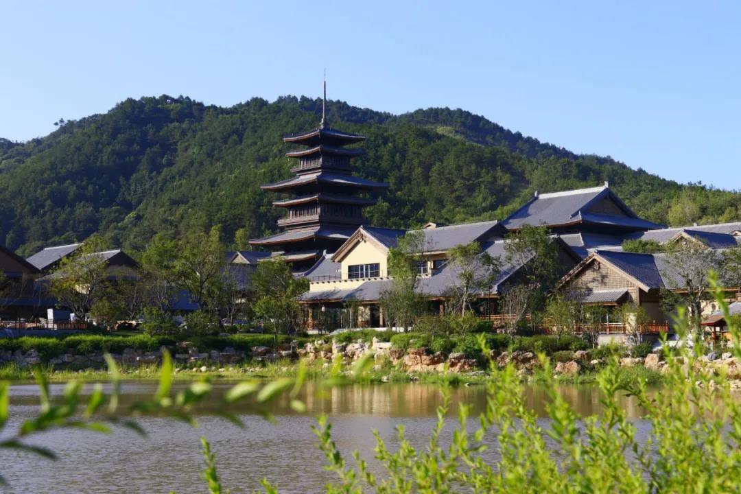 【东山小镇自驾游】旅游度假胜地!仅359元抢「问梅村客栈」金栗院榻榻米1间1晚+早餐+景区门票!