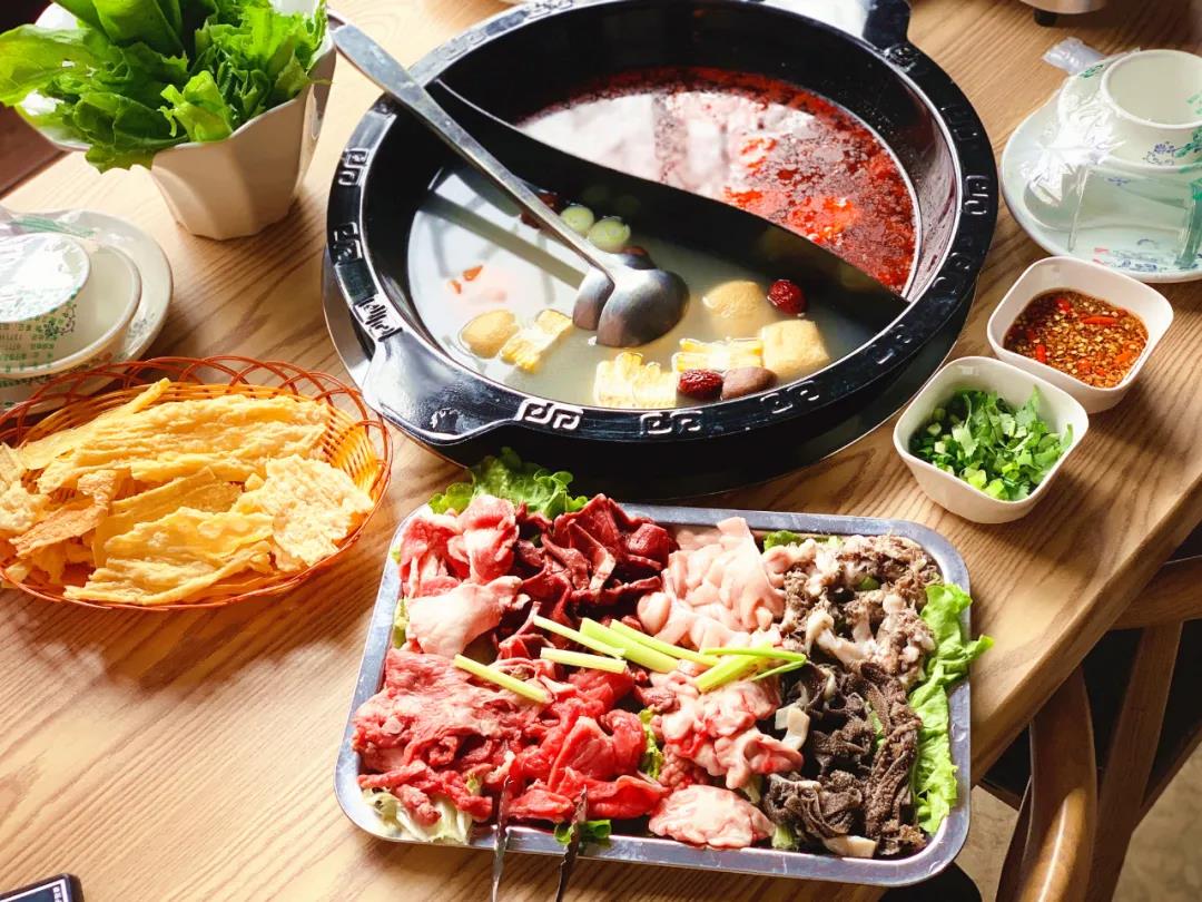 【秀灵路·特色桂林菜·可不限叠加】燃爆味蕾的经典火锅!¥49.9抢「沈老三」100元代金券1张!全场通用!满100元可使用1张!