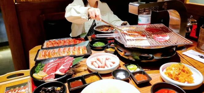 【惠济万达•金水印象汇•上街3店通用】风靡全国连锁900+!¥139抢272「九田家料理烤肉」3-4人餐=调味猪五花+秘制肥牛+黑牛上脑+照烧鸡腿饭+风干肠+酸菜+烤土豆片+生菜+餐前4小菜等N多