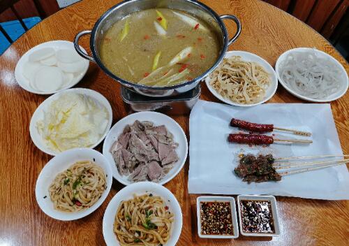 【开福区】浓香四溢羊肉锅,贴膘暖胃!冬季温补暖身佳品!88元抢「 边呷边等羊肉火锅」价值218元羊肉锅+配菜4份+猪油粉