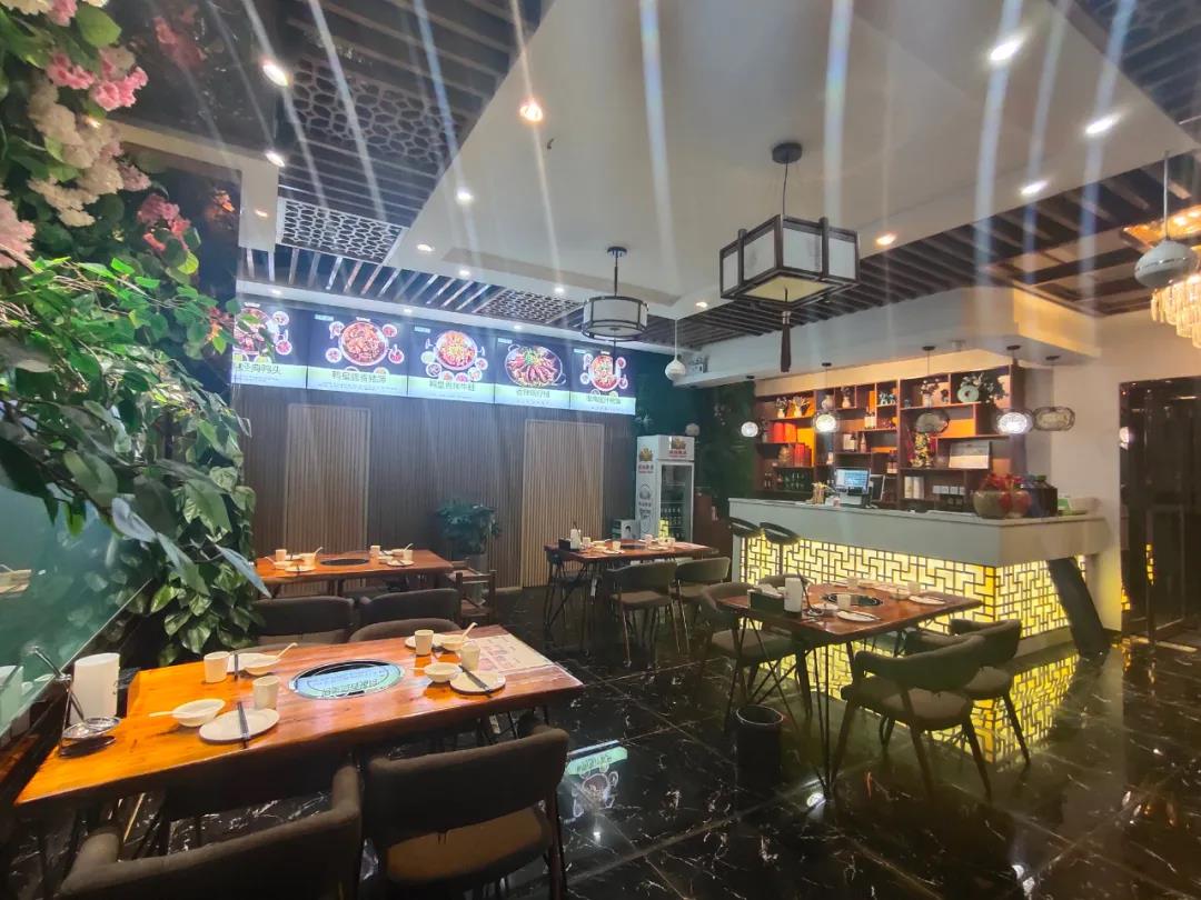 【凤二地铁口】闻到香味就走不动道!¥98抢价值357元「鸭皇汇」4人餐=精品排骨鸭腿双拼锅+极品特A肥牛+梅林午餐肉+网红亲亲肠+菠菜+白萝卜+红薯片+糯米麻丸+火锅锅底+免费小吃+水果!