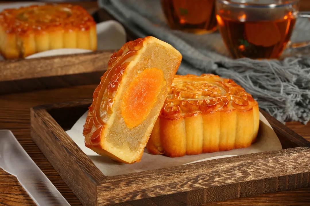 「明园饭店•金麒麟月饼」中秋送礼就选金麒麟月饼!皮薄馅厚!油润松软!低至75元起抢门市价100元白莲蛋黄500g1盒!