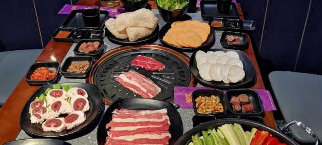 【熙地港4楼】炫酷风烤肉+韩式火锅!¥118抢价值252「野太子烤肉」4人餐=牛五花+牛板键+原味嫩牛肉+鲜切羊腰+韩式芝士年糕火锅+炸虾片+红薯片+杏鲍菇+生菜+餐前小吃4种+餐位费!