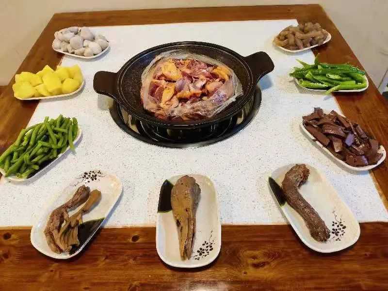 【金牛区】人间美味石锅鹅!仅79.9元抢价值239元「玖號石锅鹅」3-4人餐=招牌石锅鹅(鹅肉3斤)+卤拼(鹅头、鹅掌、鹅脖)等