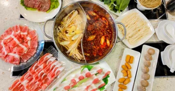 【郑东新区·丹尼斯四天地】香辣且养生,有味又有颜!¥99抢价值283「味艺养生火锅」3-4人餐=鸳鸯锅底+嫩火锅牛排+经典肥牛+肥羊卷+五花猪肉+撒尿牛丸+甜不辣+红薯粉条+金针菇+腐竹+菠菜+小料~