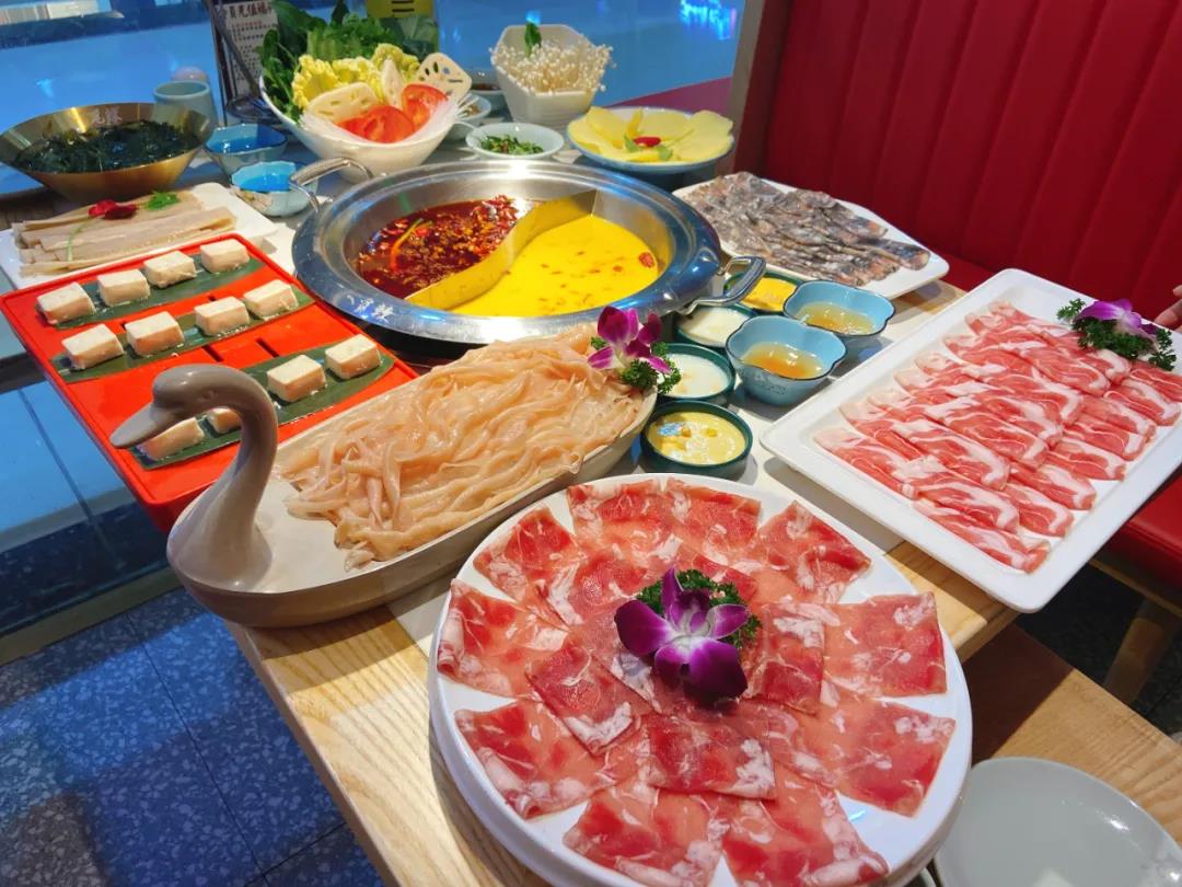 【二七万达】全国连锁~地道重庆味!快来开涮¥139抢288「觅辣重庆火锅」豪华4人餐=黄金汤鸳鸯锅底+锡盟羔羊肉+精品肥牛+乌鸡卷+鸭肠+鸡豆花等5荤5素10个菜+甜品不限量供应