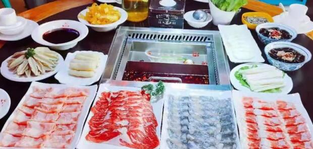 【华强广场•五一清明通用】邂逅热辣重庆风味!¥119抢273「重庆锅巴饮火锅」3-4人餐=鸳鸯锅+精品肥牛+牛排卷+羊排卷+永达乌鸡卷+鲜鸭血+红糖糍粑+火锅面筋+山药+特色冰粉共12菜
