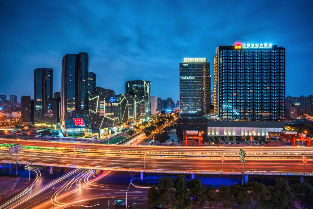 人均不过百,星级酒店海陆空自助晚餐【火车南站·大鼎世纪大酒店】实现多种口味小龙虾自由!¥99抢单人/¥198抢2大1小周末自助晚餐!现场制作火焰雪花牛肉+舒芙蕾,海鲜煎扒刺身红酒统统不限量!