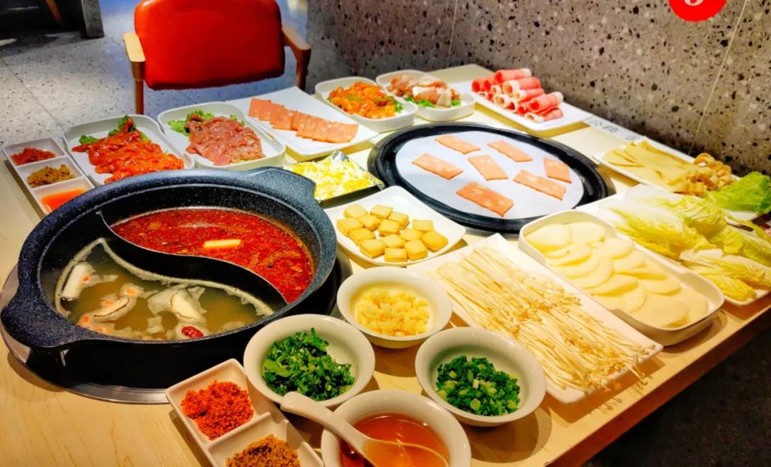 【雁塔区|小寨众汇广场|免预约】左手烤肉,右手涮锅,实在太满足!¥69抢价值282元「首尔遇见成都」烤肉4人餐=五花肉+嫩牛肉+鸡腿肉+炙子烤肉+培根+鱼豆腐+洋葱圈等!88元涮烤4人餐!