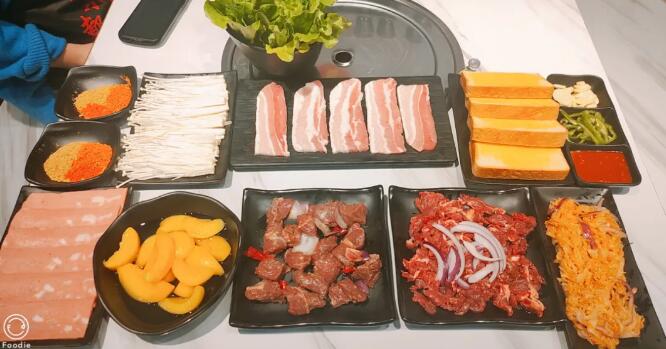 【二七万达旁】炭火烤肉,锁住肉汁香味!¥99抢价值186「莱真牛」双人餐=拌肉+大块肉+精品五花肉+培根+金针菇+烤酸菜+意大利生菜+秘制面包片+黄桃+坚果料+酱料+炭火!