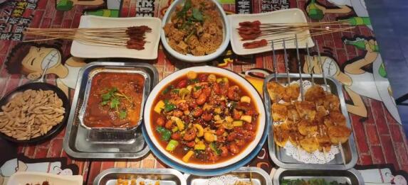 【二七区|世纪联华旁】地道东北特色烧烤!109元抢价值251「寻味东北串工坊」4-5人套餐=虾尾+饭盒鸭血粉丝+烤手指肠+烤牛肉串+烤鸡肉串+烤东北豆皮+烤玉米串+烤土豆+烤韭菜等!