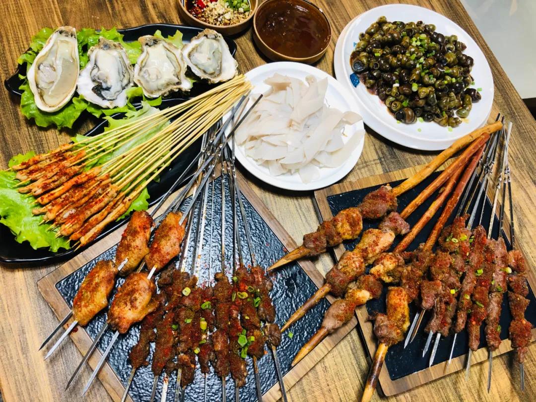雁塔区丨朱雀大街南段免预约 肉欲满满 美食诱惑 69元抢价值2元的 煌塬映象 烧烤3 4人餐 红柳烤肉 大串烤牛肉 鸡翅2个 鸭肠串 生蚝4只 牛肉筋10个 炒田螺 猪肝碗托 今日特卖