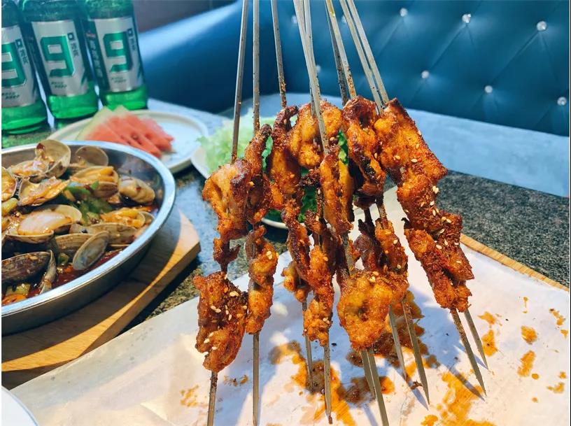 正常营业【正常营业安心用餐~未央区|市图书馆站|免预约】烤五花肉+炒海鲜+啤酒=夏日王炸!撸串喝酒吃海鲜我只认这家店!¥19.9抢价值605元「惠风雅厨」烧烤套餐