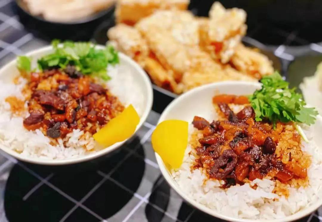 青秀区 黑霸姜母鸭丨来自台湾的美味 滋补汤底满满的鸭肉 99元抢门市价264元4人套餐 鸭肉 锅底 海鲜拼盘 鸭血 腐竹 N 芭芭拉