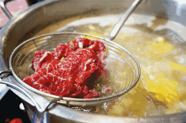 【犀浦|凯德广场】地道潮汕牛肉火锅,品质保证!仅128元抢价值260元「舌尖牧牛潮汕牛肉火锅」3-4人餐=爽口牛肉+鲜切牛舌+手打牛筋丸+梅林午餐肉+高山娃娃菜等N多菜品+牛骨原汤清汤锅+小料+纸巾