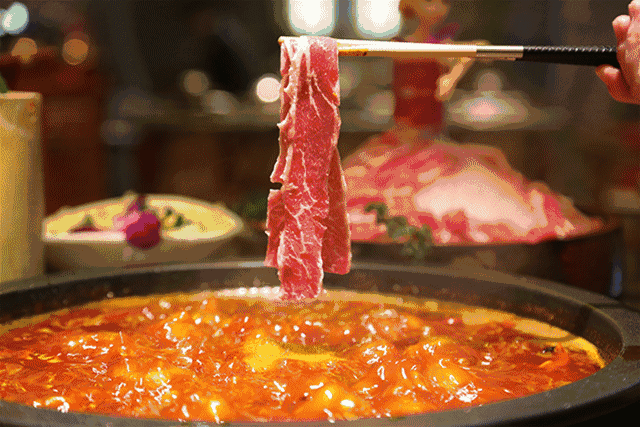【大龙燚火锅丨3店通用】豪气“三味锅”让你爱上成都味!¥19.9抢价值178元性价比套餐=三味锅底+精品肥牛+极品蟹柳+土豆片+海带苗+豆腐皮!99元抢品质4人餐=三味锅+肥牛+鲜椒牛肉+午餐肉等!
