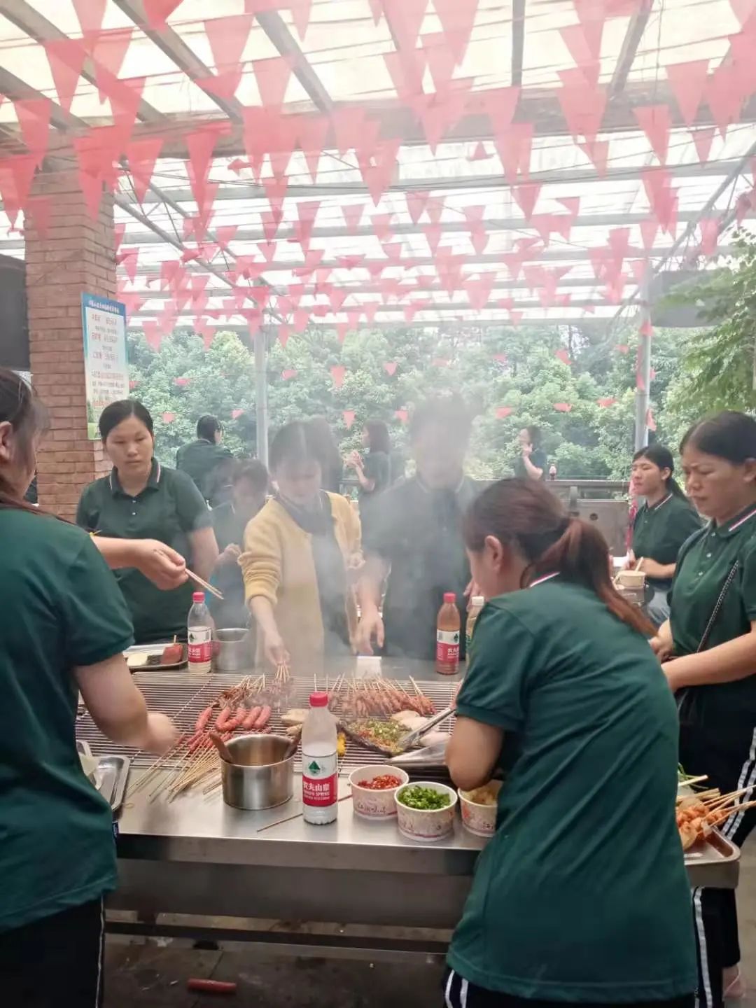【巴南区】野外自助烧烤,春节特惠!仅35元=云篆山庄户外儿童单人自助烧烤!69.9元=成人单人自助烧烤!还有酒水饮料自助不限量等~
