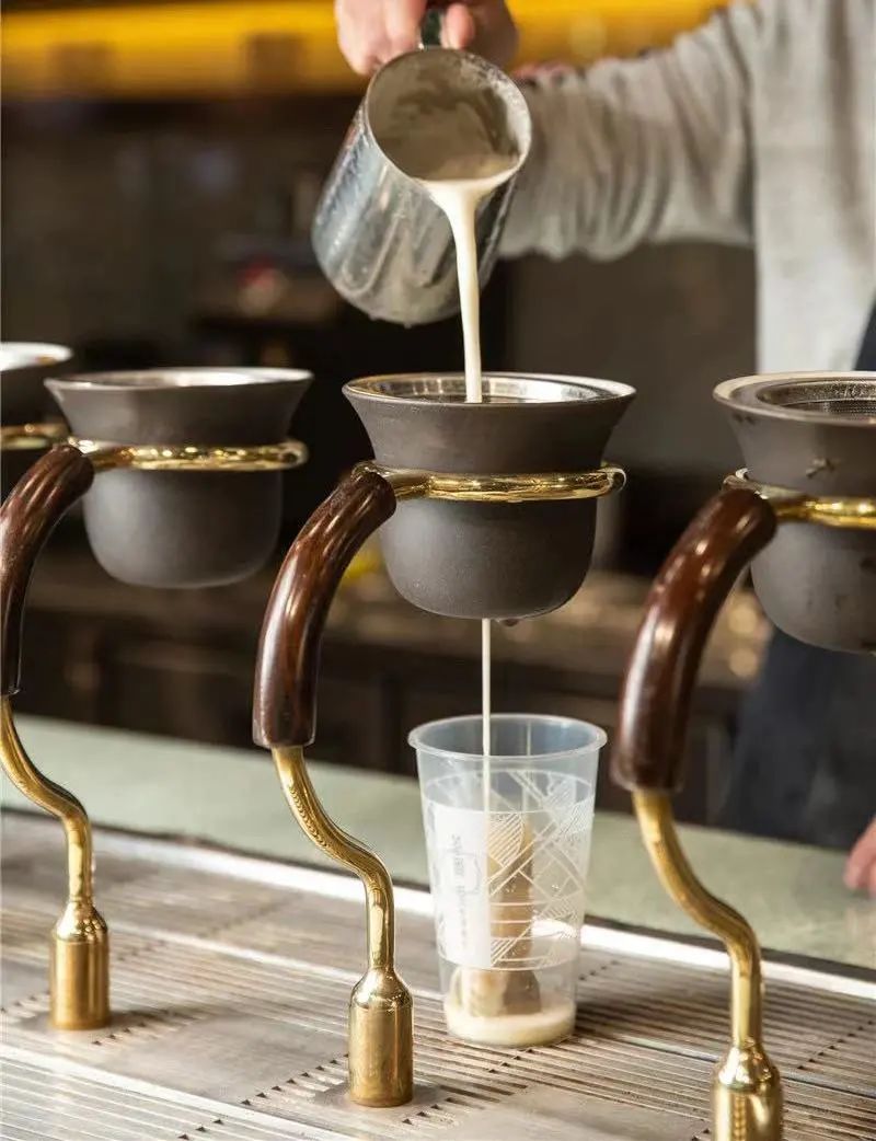【9店通用丨免预约】配得上你时间的好茶!颜值加实力派的奶茶快来喝!18.8元抢门市价41元「茶阁里的猫眼石」太极奶茶+蜂蜜柠檬水