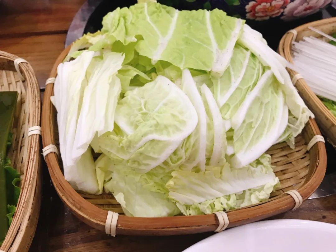 白菜.jpg 元旦可买可用【新城区丨含元殿地铁站口】一到冬天,就想念这个味道!¥99抢价值483元「南岸铜锅涮肉」4人餐=牛眼肉+手切牛肉+内蒙羊羔肉+肥牛一号+高钙羊肉+牛肚+白萝卜+土豆+海带+金针菇等~