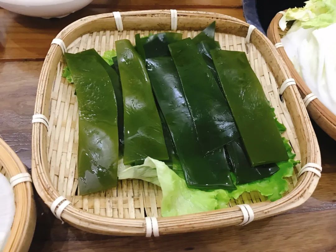 海带.jpg 元旦可买可用【新城区丨含元殿地铁站口】一到冬天,就想念这个味道!¥99抢价值483元「南岸铜锅涮肉」4人餐=牛眼肉+手切牛肉+内蒙羊羔肉+肥牛一号+高钙羊肉+牛肚+白萝卜+土豆+海带+金针菇等~