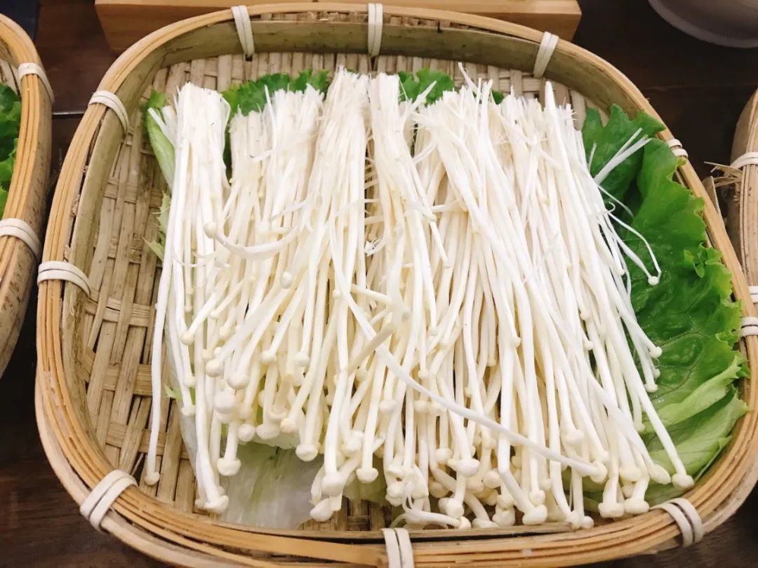 金针菇.jpg 元旦可买可用【新城区丨含元殿地铁站口】一到冬天,就想念这个味道!¥99抢价值483元「南岸铜锅涮肉」4人餐=牛眼肉+手切牛肉+内蒙羊羔肉+肥牛一号+高钙羊肉+牛肚+白萝卜+土豆+海带+金针菇等~