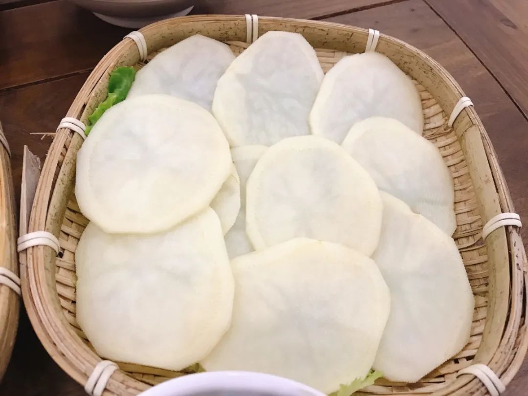 土豆.jpg 元旦可买可用【新城区丨含元殿地铁站口】一到冬天,就想念这个味道!¥99抢价值483元「南岸铜锅涮肉」4人餐=牛眼肉+手切牛肉+内蒙羊羔肉+肥牛一号+高钙羊肉+牛肚+白萝卜+土豆+海带+金针菇等~