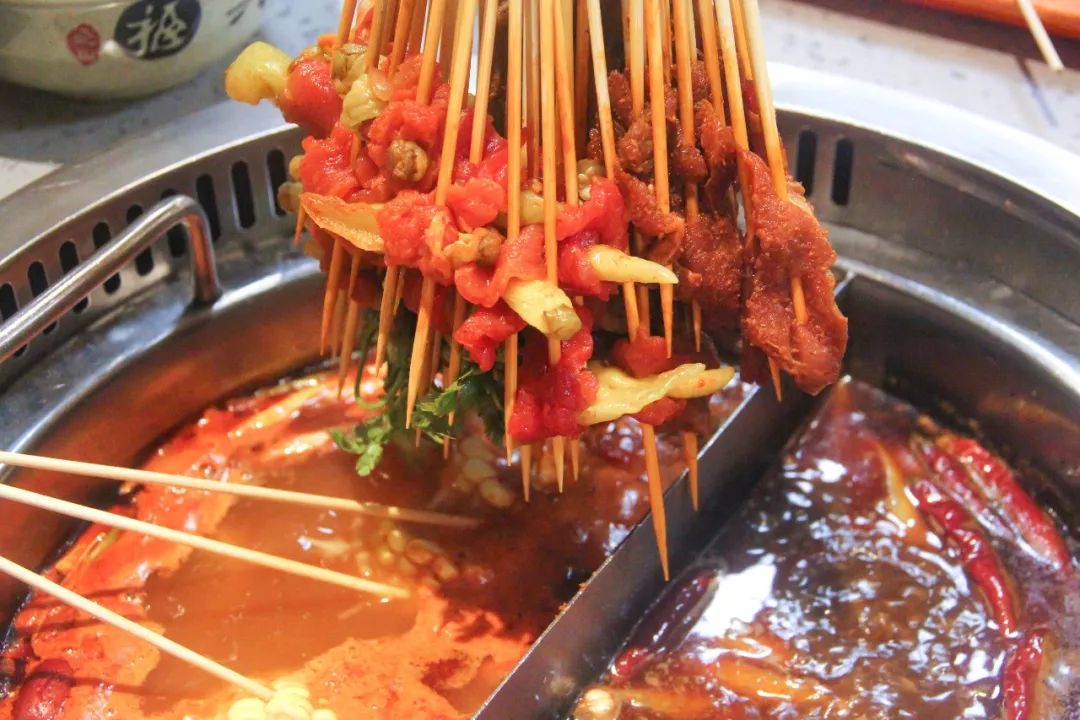 【福州9店通用】专挑串串老饕的胃!39.9元抢「六婆串串」双人套餐=80签+滋补锅底等!24小时营业!从早吃到天黑!
