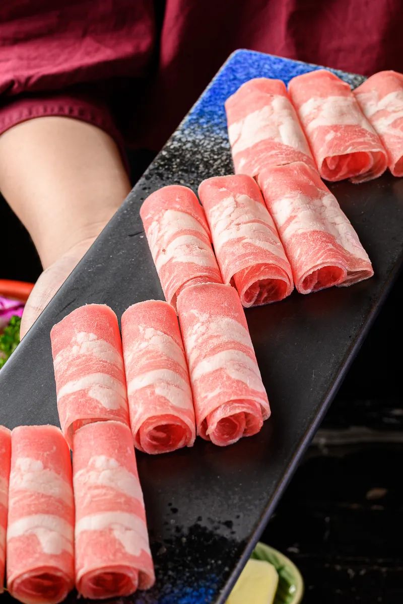 【龙泉驿区|免预约】新鲜食材,地道锅底!撑破肚皮都要吃!¥19.9抢价值122「锅迷鲜味火锅」5荤4素套餐=脆毛肚+精品肥牛+鸭血+午餐肉+鲜郡花+苕粉+木耳+土豆片+冬瓜!