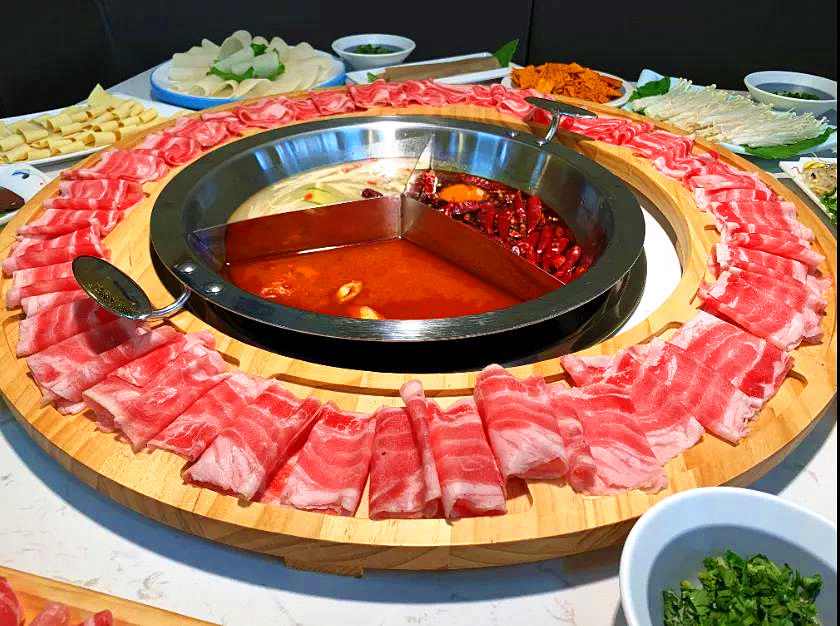 【曹家庙社区】来场麻辣鲜香的盛宴!仅99元抢价值388元「牛五方多味火锅」4-5人套餐=奔驰三味锅+超级牛肉圈+一米羔羊+龙利鱼+鲜鸭血+功夫土豆片+鲜豆皮+井水豆芽+红薯粉+油麦菜+冬瓜+金针菇!