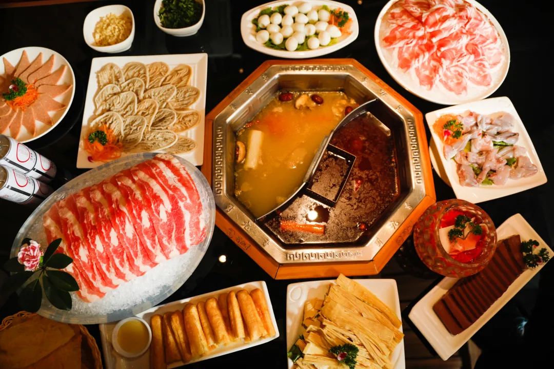 【春节可用丨3店通用】20年历史老牌川式火锅!348元抢「蜀九香」价值516元4人餐=牛油鸳鸯锅底+九香千层肚+新鲜猪黄喉等